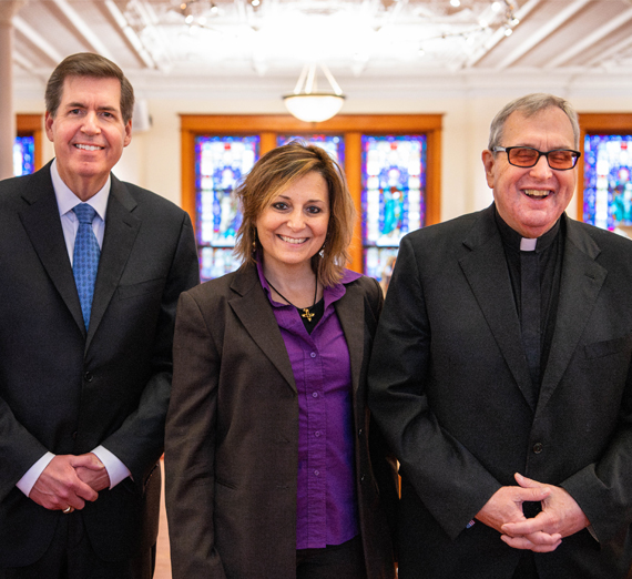Une femme assise sur un tabouret à côté d’un pupitre