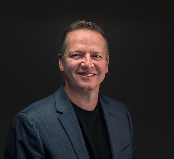 Une femme assise sur un tabouret à côté d’un pupitre